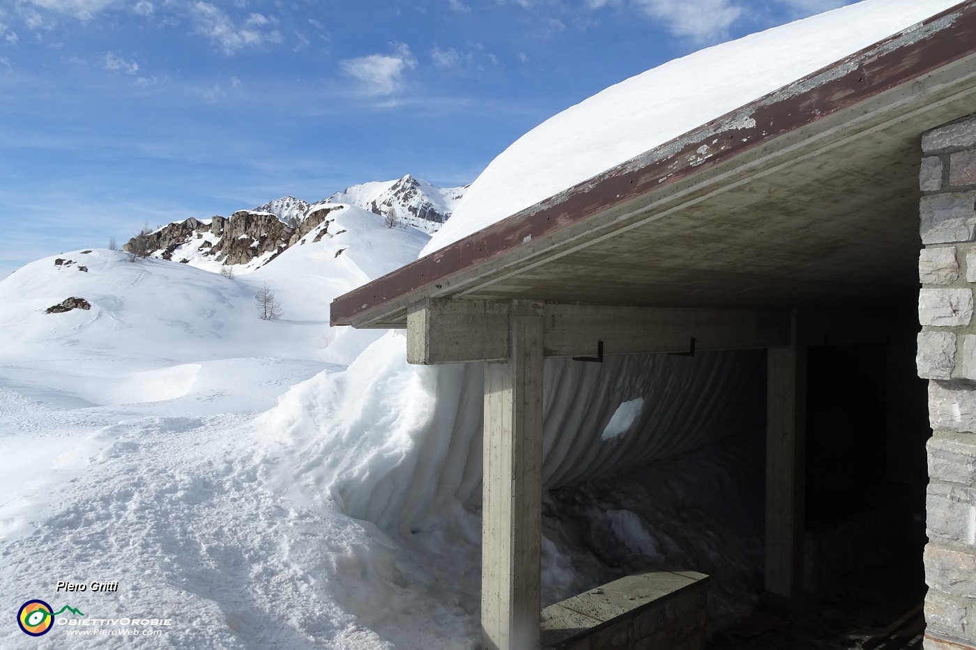 76 La neve scivola dal tetto dell'ingresso al rifugio.JPG